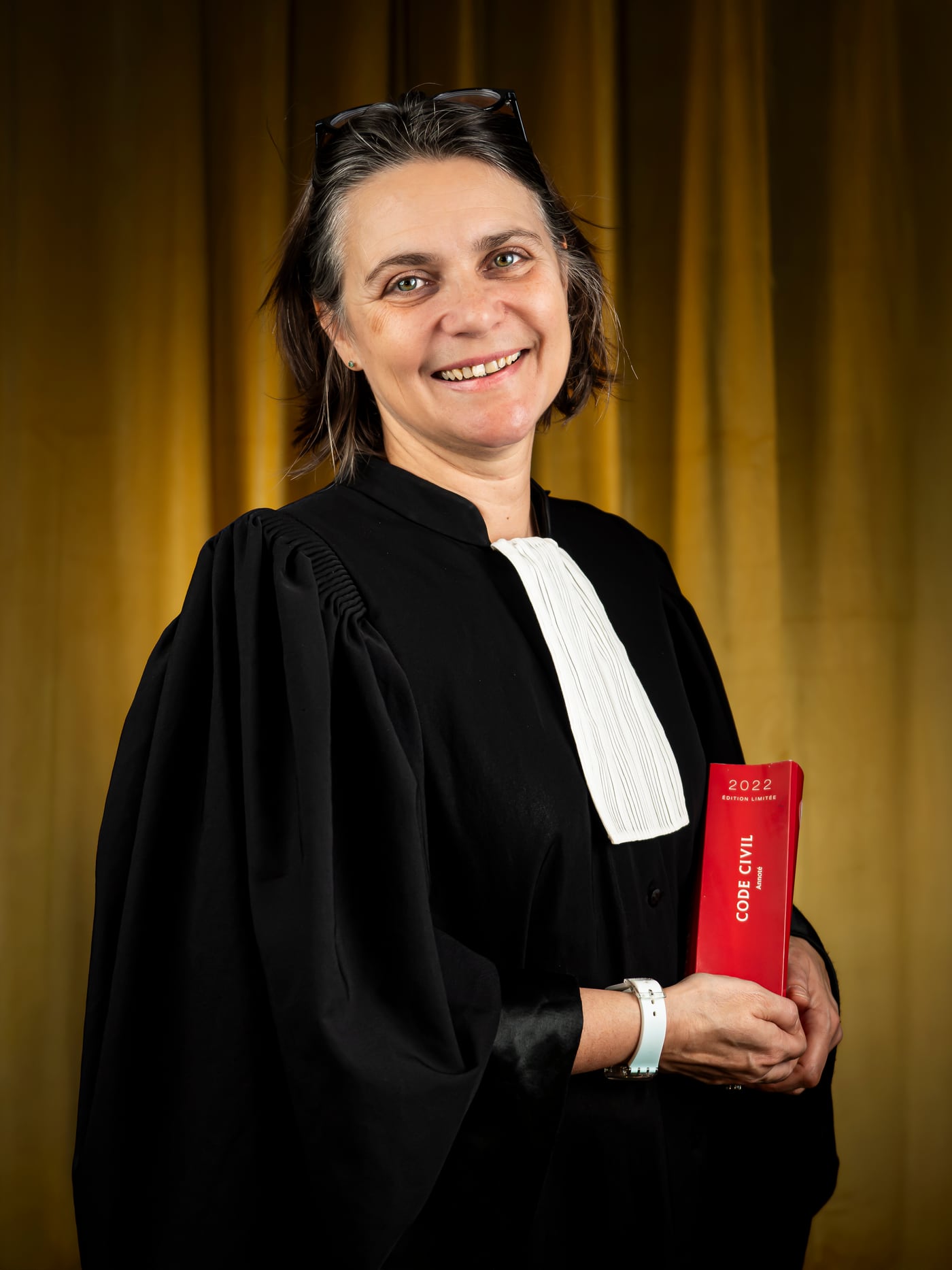 Portrait de Claire Lerat assise dans un fauteuil